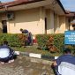 Keterangan Foto: Wakapolsek Medan Labuhan AKP R. Ompu Sungguh, SH bersama personel membersihkan area Mako dalam rangka menciptakan lingkungan kerja yang bersih dan nyaman, Sabtu (20/6/2026). (Foto: Humas Polsek Medan Labuhan)
