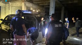 Keterangan foto : Petugas Satreskrim Polres Langsa saat mengamankan para terduga pelaku pencurian granit di RS Regional Aceh,