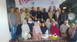 Keterangan Foto: Muhammad Syahputra, anggota DPRK Langsa, tampak berfoto bersama masyarakat pendukung dari daerah pemilihannya.