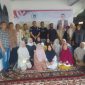 Keterangan Foto: Muhammad Syahputra, anggota DPRK Langsa, tampak berfoto bersama masyarakat pendukung dari daerah pemilihannya.
