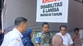 Keterangan foto : Wali Kota Langsa, Jeffry Sentana S. Putra, turun langsung meninjau proses penyaluran Bantuan Hidup (Jadup), di Kantor Pos Cabang Langsa, Rabu (24/06/2026)