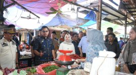 Keterangan Foto: Walikota Langsa, Jeffry Sentana S. Putra, SE, turun langsung ke Pasar Kota Langsa untuk memantau harga dan ketersediaan bahan kebutuhan pokok, Kamis (25/6/2026).