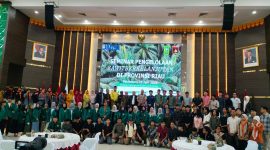 Keterangan : Foto bersama peserta seminar dengan pengurus JMSI Riau dan narasumber.