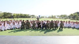 Keterangan Foto: Wamendagri Bima Arya bersama mahasiswa Politeknik 