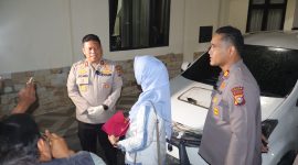 Keterangan Foto: Kapolres Pelalawan, AKBP John Louis Letedara, S.I.K., didampingi Wakapolres Kompol Asep Rahmat, S.I.K., M.H., S.Sos., bersama Endang Sulastri selaku pemilik kendaraan usai konferensi pers, Senin malam (29/6/2026).