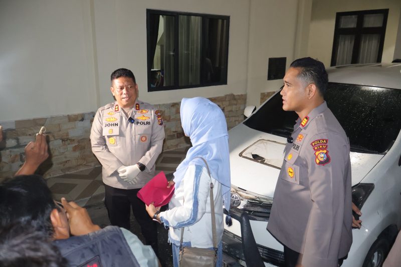 Keterangan Foto: Kapolres Pelalawan, AKBP John Louis Letedara, S.I.K., didampingi Wakapolres Kompol Asep Rahmat, S.I.K., M.H., S.Sos., bersama Endang Sulastri selaku pemilik kendaraan usai konferensi pers, Senin malam (29/6/2026).