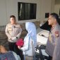 Keterangan Foto: Kapolres Pelalawan, AKBP John Louis Letedara, S.I.K., didampingi Wakapolres Kompol Asep Rahmat, S.I.K., M.H., S.Sos., bersama Endang Sulastri selaku pemilik kendaraan usai konferensi pers, Senin malam (29/6/2026).