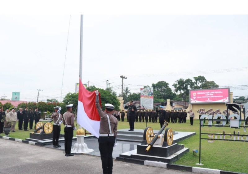 Keterangan foto : Kapolres Kampar, AKBP Boby Putra Ramadhan Sebayang, saat memimpin Upacara Peringatan Hari Lahir Pancasila di Lapangan Upacara Mapolres Kampar. (dok.ist) 