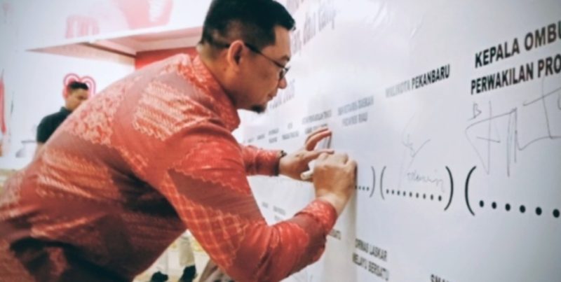 Keterangan Foto: Sekretaris Daerah Provinsi Riau, Syahrial Abdi (mewakili Plt Gubernur Riau SF Hariyanto), menandatangani Pakta Integritas untuk mewujudkan SPMB yang bersih dan berkeadilan di Balai Serindit, Pekanbaru. 