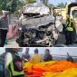 Keterangan Foto: Kondisi Toyota Hiace ringsek usai menabrak dump truck di Tol Permai, Siak. Lima orang tewas dalam kecelakaan ini. (dok.ist)
