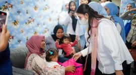 Keterangan Foto: Selvi Gibran Rakabuming saat menyapa keluarga pasien di RSUD Arifin Achmad, Pekanbaru. (dok.ist) 