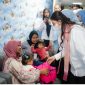 Keterangan Foto: Selvi Gibran Rakabuming saat menyapa keluarga pasien di RSUD Arifin Achmad, Pekanbaru. (dok.ist) 