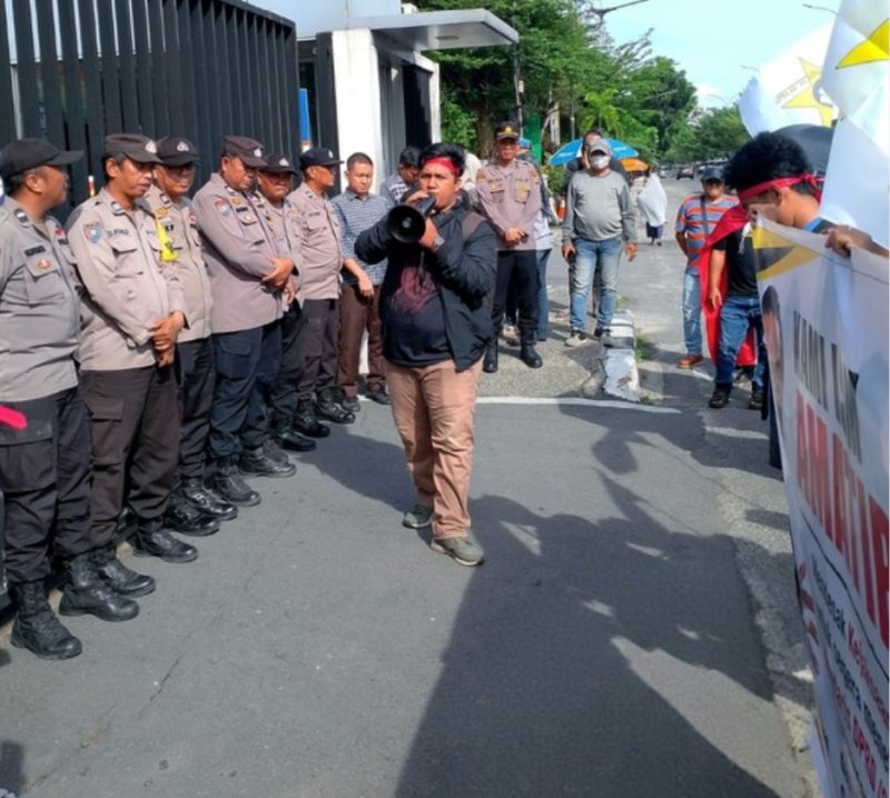 Keterangan Foto: Aksi damai AMATIR meminta Kejari Pekanbaru mengusut tuntas dugaan penyimpangan dana perjalanan dinas dan anggaran makan minum di lingkungan Sekretariat DPRD Kota Pekanbaru.(dok.ist) 