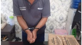 Keterangan Foto: Pria berinisial U (59 tahun) diamankan saat menjemput paket  berisi sabu seberat 198,07 gram bruto. (dok.ist/Pol) 
