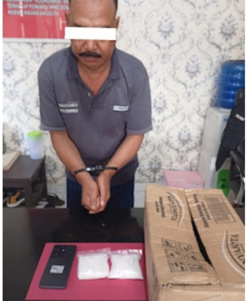 Keterangan Foto: Pria berinisial U (59 tahun) diamankan saat menjemput paket  berisi sabu seberat 198,07 gram bruto. (dok.ist/Pol) 

