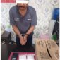 Keterangan Foto: Pria berinisial U (59 tahun) diamankan saat menjemput paket  berisi sabu seberat 198,07 gram bruto. (dok.ist/Pol) 
