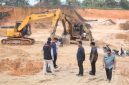 Keterangan Foto : Tim gabungan yang terdiri dari Dinas ESDM, DPMPTSP, Bapenda, Diskominfotik, dan Satpol PP Provinsi Riau saat melakukan inspeksi mendadak (sidak) di lokasi tambang ilegal Jalan Kisaran, Desa Karya Indah, Kecamatan Tapung, Kabupaten Kampar, Jumat (12/6/2026).
(Dok. Media Center)