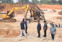 Keterangan Foto : Tim gabungan yang terdiri dari Dinas ESDM, DPMPTSP, Bapenda, Diskominfotik, dan Satpol PP Provinsi Riau saat melakukan inspeksi mendadak (sidak) di lokasi tambang ilegal Jalan Kisaran, Desa Karya Indah, Kecamatan Tapung, Kabupaten Kampar, Jumat (12/6/2026).
(Dok. Media Center)