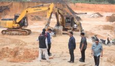 Keterangan Foto : Tim gabungan yang terdiri dari Dinas ESDM, DPMPTSP, Bapenda, Diskominfotik, dan Satpol PP Provinsi Riau saat melakukan inspeksi mendadak (sidak) di lokasi tambang ilegal Jalan Kisaran, Desa Karya Indah, Kecamatan Tapung, Kabupaten Kampar, Jumat (12/6/2026).
(Dok. Media Center)