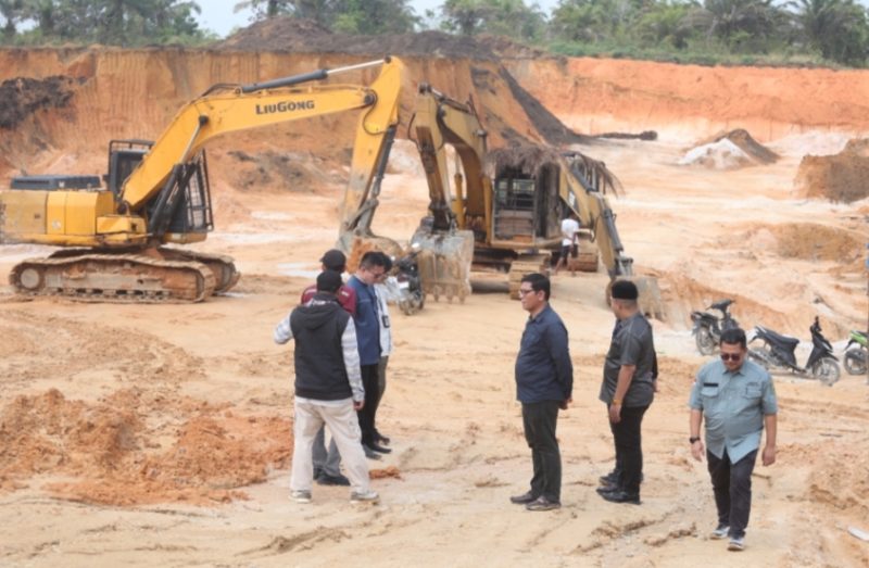 Keterangan Foto : Tim gabungan yang terdiri dari Dinas ESDM, DPMPTSP, Bapenda, Diskominfotik, dan Satpol PP Provinsi Riau saat melakukan inspeksi mendadak (sidak) di lokasi tambang ilegal Jalan Kisaran, Desa Karya Indah, Kecamatan Tapung, Kabupaten Kampar, Jumat (12/6/2026).
(Dok. Media Center)