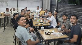Keterangan foto: Riskyna (baju kuning) duduk di sudut bersama kaum muda, bukti kemampuannya berbaur dengan semua kalangan masyarakat.
