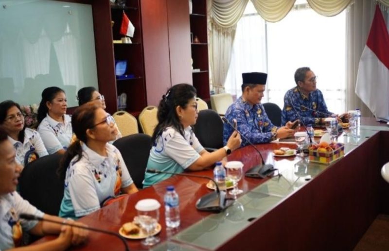 Keterangan Foto: Peserta Pesprawi saat dilepas Plt Gubri Riau, SF Hariyanto.
(Dok. Ist)