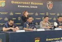 Keterangan Foto  Kombes Pol. Iman Imanuddin, Dirreskrimum Polda Metro Jaya, saat menggelar konferensi pers terkait penangkapan Roy Suryo dan dr Tifa, Jumat (19/6/2026). (Foto: detikcom)