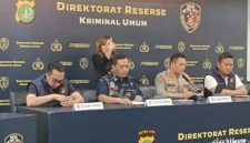 Keterangan Foto  Kombes Pol. Iman Imanuddin, Dirreskrimum Polda Metro Jaya, saat menggelar konferensi pers terkait penangkapan Roy Suryo dan dr Tifa, Jumat (19/6/2026). (Foto: detikcom)