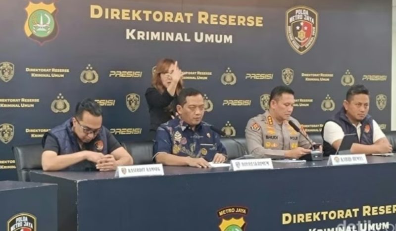 Keterangan Foto  Kombes Pol. Iman Imanuddin, Dirreskrimum Polda Metro Jaya, saat menggelar konferensi pers terkait penangkapan Roy Suryo dan dr Tifa, Jumat (19/6/2026). (Foto: detikcom)