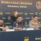 Keterangan Foto  Kombes Pol. Iman Imanuddin, Dirreskrimum Polda Metro Jaya, saat menggelar konferensi pers terkait penangkapan Roy Suryo dan dr Tifa, Jumat (19/6/2026). (Foto: detikcom)