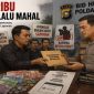 Keterangan Foto: Ilustrasi puluhan wartawan yang tergabung dalam grup WhatsApp Wartawan Mitra Polda Riau Plus (WMP R+) mendatangi Mapolda Riau, menyuarakan protes atas pemecatan W akibat santunan Rp300 ribu dari Kabid Humas Polda Riau. (Dok. Ist)