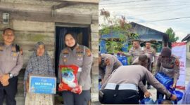 Keterangan Foto: Personel Polda Riau menyalurkan paket sembako dan air bersih kepada warga masyarakat dalam rangkaian bakti sosial Hari Bhayangkara ke-80, Jumat (20/6/2026). (Foto: Humas Polda Riau)
