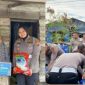 Keterangan Foto: Personel Polda Riau menyalurkan paket sembako dan air bersih kepada warga masyarakat dalam rangkaian bakti sosial Hari Bhayangkara ke-80, Jumat (20/6/2026). (Foto: Humas Polda Riau)