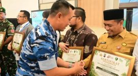 Keterangan Foto: Danlanud Roesmin Nurjadin, Marsma TNI Abdul Haris, memberikan ucapan selamat kepada para penerima sertifikat/penghargaan dari pemerintah dalam acara Bakti Kesehatan HUT Bhayangkara ke-80 di Pekanbaru. (Foto: Istimewa)
