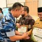 Keterangan Foto: Danlanud Roesmin Nurjadin, Marsma TNI Abdul Haris, memberikan ucapan selamat kepada para penerima sertifikat/penghargaan dari pemerintah dalam acara Bakti Kesehatan HUT Bhayangkara ke-80 di Pekanbaru. (Foto: Istimewa)

