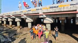 Keterangan Foto: Tim SAR gabungan saat mengevakuasi jenazah Suhandi (27) yang ditemukan tewas usai jatuh ke Sungai Siak, (dok.ist) 