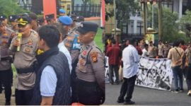 Keterangan Foto: Sejumlah mahasiswa yang tergabung dalam Aliansi Cipayung Plus menyuarakan orasi di depan gerbang Mapolda Riau.(dok.ist) 
