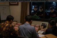 Keterangan Foto: Tangkap layar suasana saat tim antirasuah KPK tengah mendalami dugaan kasus korupsi yang melibatkan Bupati Kuantan Singingi, Suhardiman Amby.(dok.ist) 
