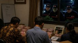Keterangan Foto: Tangkap layar suasana saat tim antirasuah KPK tengah mendalami dugaan kasus korupsi yang melibatkan Bupati Kuantan Singingi, Suhardiman Amby.(dok.ist) 
