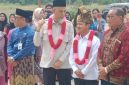 Keterangan Foto: Wakil Menteri Pendidikan Dasar dan Menengah RI, Fajar Riza Ul Haq (tengah), bersama Wali Kota Dumai H. Paisal, SKM., MARS (kedua kiri), Sekretaris Daerah Kota Dumai (kiri), serta Ketua DPRD Kota Dumai (kanan), saat kunjungan kerja ke Sekolah Maitreyawira, Dumai. (dok.ist) 