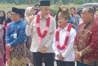 Keterangan Foto: Wakil Menteri Pendidikan Dasar dan Menengah RI, Fajar Riza Ul Haq (tengah), bersama Wali Kota Dumai H. Paisal, SKM., MARS (kedua kiri), Sekretaris Daerah Kota Dumai (kiri), serta Ketua DPRD Kota Dumai (kanan), saat kunjungan kerja ke Sekolah Maitreyawira, Dumai. (dok.ist) 