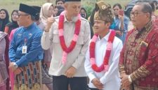 Keterangan Foto: Wakil Menteri Pendidikan Dasar dan Menengah RI, Fajar Riza Ul Haq (tengah), bersama Wali Kota Dumai H. Paisal, SKM., MARS (kedua kiri), Sekretaris Daerah Kota Dumai (kiri), serta Ketua DPRD Kota Dumai (kanan), saat kunjungan kerja ke Sekolah Maitreyawira, Dumai. (dok.ist) 