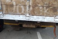 Keterangan foto: Petugas kepolisian mengamankan satu unit truk Colt Diesel yang diduga digunakan para pelaku untuk mengangkut kabel hasil curian.
