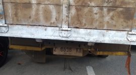 Keterangan foto: Petugas kepolisian mengamankan satu unit truk Colt Diesel yang diduga digunakan para pelaku untuk mengangkut kabel hasil curian.
