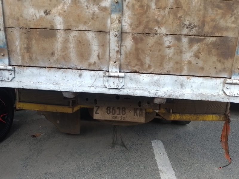 Keterangan foto: Petugas kepolisian mengamankan satu unit truk Colt Diesel yang diduga digunakan para pelaku untuk mengangkut kabel hasil curian.
