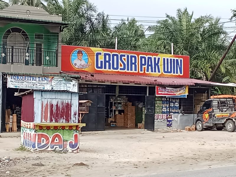 Keterangan foto: Toko Grosir Pak Win di Kecamatan Kulim, Pekanbaru, yang diduga menjadi salah satu tempat peredaran rokok tanpa pita cukai.
