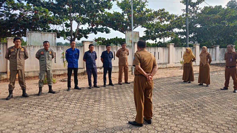 Keterangan foto :  Camat Negeri Agung, Hepi Haryanto, S.E., tengah memimpin jalannya apel rutin para pegawai dan staf di lingkungan Pemerintah Kecamatan Negeri Agung, Senin (6/7/2026).

