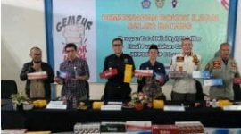 Keterangan foto :  Petugas Bea Cukai Langsa tengah melakukan ekspos barang hasil pengungkapan yang tidak dilengkapi dokumen kepabeanan resmi, pada periode Semester I Tahun 2026.

