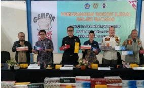 Keterangan foto :  Petugas Bea Cukai Langsa tengah melakukan ekspos barang hasil pengungkapan yang tidak dilengkapi dokumen kepabeanan resmi, pada periode Semester I Tahun 2026.

