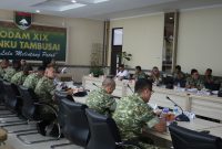 Keterangan foto : Asisten Operasi (Asops) Kasdam XIX/Tuanku Tambusai memimpin pelaksanaan Laporan Awal Kesiapan Tugas Satuan Tugas Yonif 132/Bima Sakti Tahun 2026 yang berlangsung di Ruang Lantai II Makodam XIX/Tuanku Tambusai, Pekanbaru. 